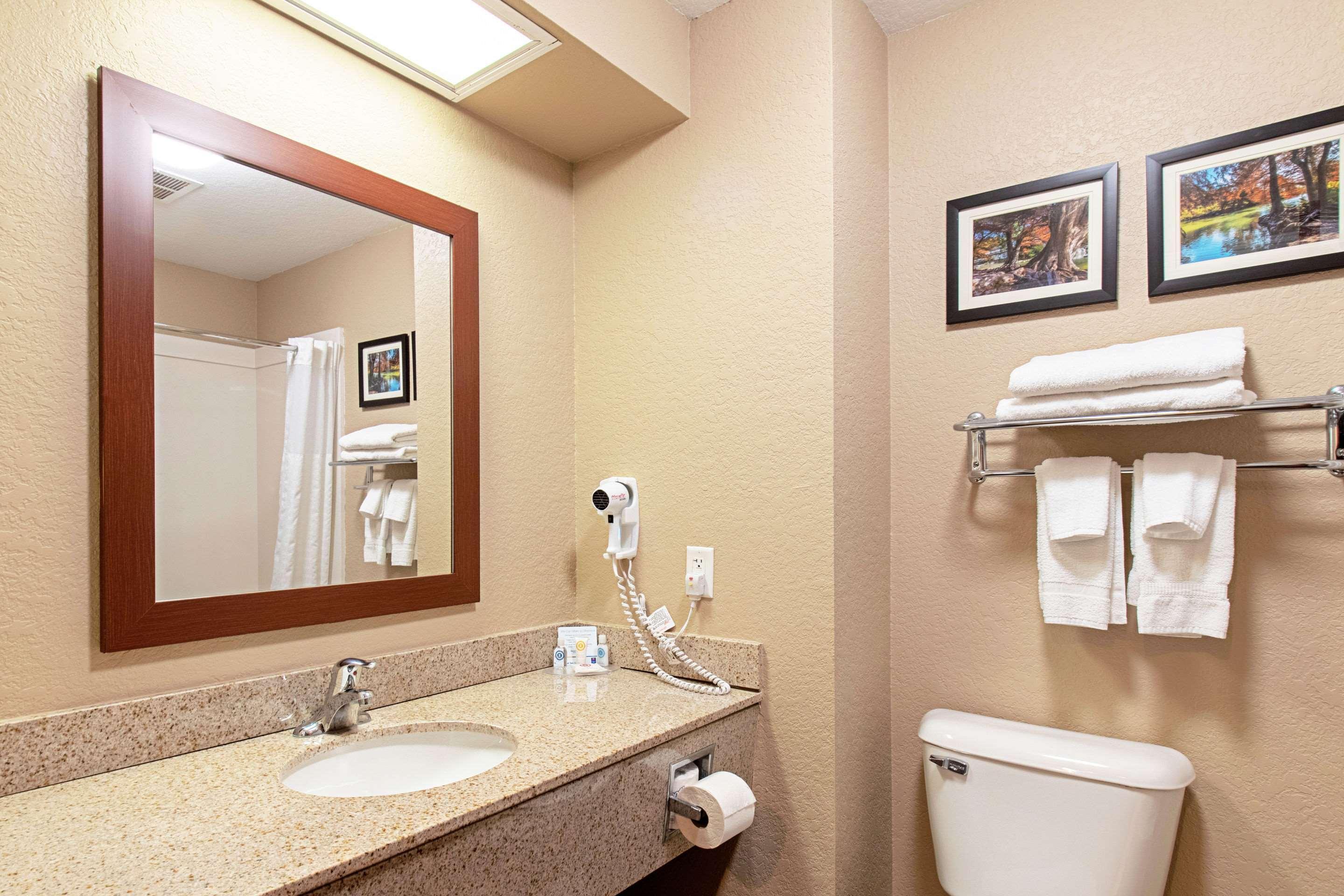 Comfort Inn & Suites And Suites Фредериксберг Экстерьер фото